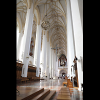 München, Liebfrauendom, Seitlicher Blick durchs gesamte Hauptschiff und auf die Orgeln