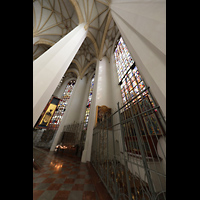 München, Liebfrauendom, Seitlicher Blick auf den Chorumgang mit Chorgitter und bunten Glasfenstern