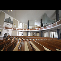 München, St. Matthäus (ev.), Seitlicher Blick  auf Fernwerk (links) und Orgel (rechts)