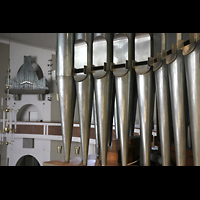 München, St. Matthäus (ev.), Blick über die Prospektpfeifen der Orgel zum Fernwerk