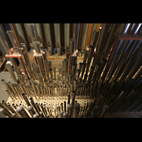 München, St. Matthäus (ev.), Hauptwerk, Woehl-Trompeten, im Vodergrund Diskant des Bordun 16 mit bombierten Deckeln