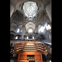 Mnchen, St. Lukas, Spieltisch und Blick zur (2023 noch nicht restaurierten) Orgel und in die Kuppel