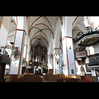 Lbeck, St. Jakobi (Positiv), Innenraum in Richtung groer Orgel