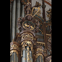 Lbeck, St. Jakobi (Kleine Orgel), Davidsfigur auf dem Rckpositiv und Schmuck am Prospekt der groen Orgel
