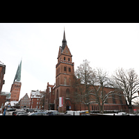 Lübeck, Propsteikirche Herz-Jesu, Ansicht von Nordosten von der Parade, hinten links die Türme des Doms