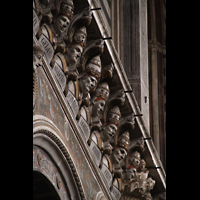Siena, Cattedrale, Papst-Skulpturen unter den Obergaden im Hauptschiff