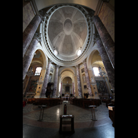 Modena, Chiesa di San Domenico, Innenraum mit Kuppel in Richtung Chor