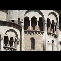 Modena, Duomo, Bögen in der Chorfassade