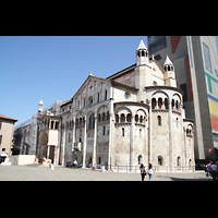 Modena, Duomo, Außenansicht auf Chor und Seitenschiff