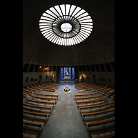 Augsburg, St. Don Bosco, Blick von der Orgelempore zum Altar