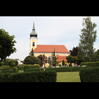 Seehausen am Staffelsee, St. Michael, Blick vom angrenzenden Friedhof auf die Kirche
