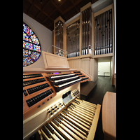 Detmold, Heiig-Kreuz-Kirche, Spieltisch und rechtes Orgelgehäuse