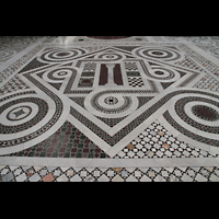 Roma (Rom), Basilica San Giovanni in Laterano (Rechte Chororgel), Marmorfußboden mit Einlegearbeiten