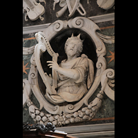 Roma (Rom), Basilica San Giovanni in Laterano (Rechte Chororgel), Harfe spielende Statue im Prospekt der Blasi-Orgel