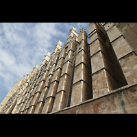 Palma de Mallorca, Catedral La Seu, Strebepfeiler mit Figurenschmuck an der Südwand
