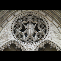 New York (NY), Episcopal Cathedral of St. John the Divine, Ornamentik über dem Hauptportal