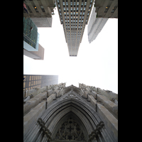 New York (NY), St. Patrick's Cathedral, Fassade, im Hintergrund das Rockefeller Center
