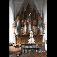 Lübeck, St. Ägidien, Orgel; im Vordergrund: Taufbecken (1453) mit barockem Figurenschmuck (1710)