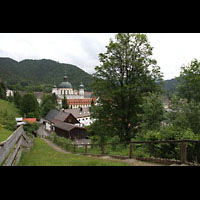 Ettal, Benediktinerabtei, Klosterkirche, Blick vom Ettaler Höhenweg auf die Klosteranlage