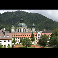 Ettal, Benediktinerabtei, Klosterkirche (Winterkirche), Blick vom Ettaler Höhenweg auf die Klosteranlage