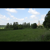 St. Ottilien, Erzabtei, Klosterkirche (Hauptorgel), Blick von einer der Zufahrtsstraßen auf die Klosteranlage