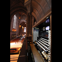 Liverpool, Anglican Cathedral (Hauptorgelanlage), Spieltisch und Blick ins Langhaus