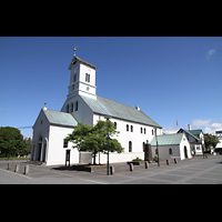 Reykjavík (Reykjavik), Dómkirkja (Ev. Dom), Außenansicht vom Kirkjutorg