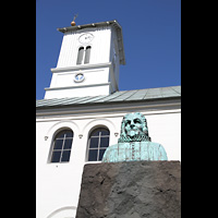 Reykjavík (Reykjavik), Dómkirkja (Ev. Dom), Seitenansicht mit Statue von ?