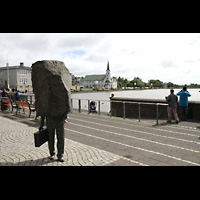 Reykjavík (Reykjavik), Fríkirkja, Ansicht von der Skulptur 'Óþekkti Embættismaðurinn' ('der Bürokrat') aus
