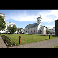 Reykjavík (Reykjavik), Dómkirkja (Ev. Dom), Ansicht vom Hauptplatz (Alþingisgarðurinn)
