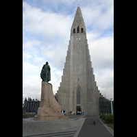 Reykjavík (Reykjavik), Hallgrímskirkja (Hauptorgel), Turm mit Skulptur von Leifur Eiríksson (Wikinger, Entdecker Amerikas)