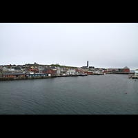 Vardø (Vardö), Kirke, Anfahrt mit der Hurtigruten mit Blick zur Kirche