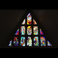 Hammerfest, Kirke, Bunte Glasfenster im Chor