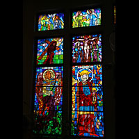 Hammerfest, St. Mikael (kath. Kirche), Bunte Glasfenster