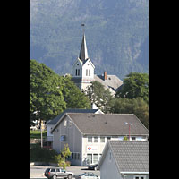 Brønnøysund (Brönnöysund), Kirke (Kleine Orgel), Außenansicht vom Hafen / von der Hurtigruten aus gesehen