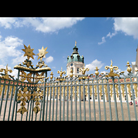 Berlin, Schloss Charlottenburg, Eosander-Kapelle, Gitter des Zaunes vorm Innenhof