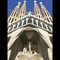 Barcelona, La Sagrada Familia (Krypta-Orgel), Passionsfassade mit Darstellung der Kreuzigung Jesu in der Mitte