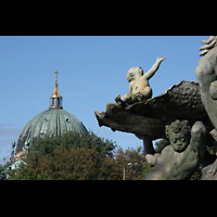 Berlin (Mitte), Dom, Tauf- und Traukapelle, Domkuppel mit Brunnen-Detail vom Alexanderplatz