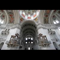 Salzburg, Dom (Renaissance-Orgel), Blick zur Hauptorgel mit den beiden südlichen Pfeilerorgeln