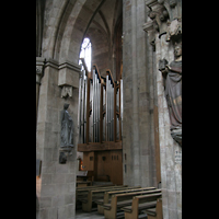 Nürnberg, St. Sebald, Blick durch die Pfeiler zur Orgel