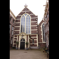 Blick über den Walenpleintje auf die Westfassade Amsterdam, Waalse Kerk (Oude Walenkerk), Blick über den Walenpleintje auf die Westfassade