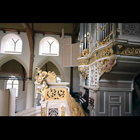 Seitlicher Blick über das Rückpositiv auf die Orgel mit Spieltisch Amsterdam, Waalse Kerk (Oude Walenkerk), Seitlicher Blick über das Rückpositiv auf die Orgel mit Spieltisch