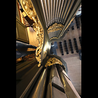Blick zwischen Rückpositiv und linkem 32'-Pedalturm nach unten Groningen, Martinikerk, Blick zwischen Rückpositiv und linkem 32'-Pedalturm nach unten