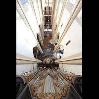 Blick vom Dach der Hauptorgel entlang des Prospekts nach unten in die Kirche Kampen, Sint Nicolas Bovenkerk, Blick vom Dach der Hauptorgel entlang des Prospekts nach unten in die Kirche