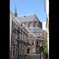 Blick auf den Chor vom Nieuwsteeg aus Leiden, Pieterskerk, Blick auf den Chor vom Nieuwsteeg aus
