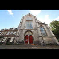Nördliche Querhausfassade vom Pieterskerkhof aus Leiden, Pieterskerk, Nördliche Querhausfassade vom Pieterskerkhof aus