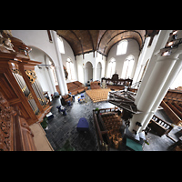 Blick von der Orgelempore am Rückpositiv vorbei in die Kirche Maassluis, Grote Kerk, Blick von der Orgelempore am Rückpositiv vorbei in die Kirche
