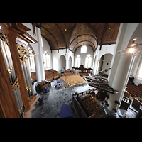 Blick von der Orgelempore am Rückpositiv vorbei in die Kirche Maassluis, Grote Kerk, Blick von der Orgelempore am Rückpositiv vorbei in die Kirche