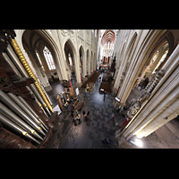 Blick von der Orgelempore entlang der Pfeifen des Rückpositivs in die Kirche ´s-Hertogenbosch, Sint Janskathedraal, Blick von der Orgelempore entlang der Pfeifen des Rückpositivs in die Kirche