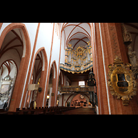 Wroclaw (Breslau), Bazylika sw. Elzbiety (St. Elisabeth), Seitlicher Blick auf Orgel und Kanzel